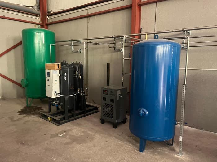 Depósito verde, secador y depósito azul de una instalación de aire comprimido en nave