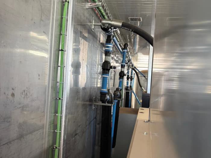 Tubería de aire comprimido recorriendo la pared de una sala de máquinas