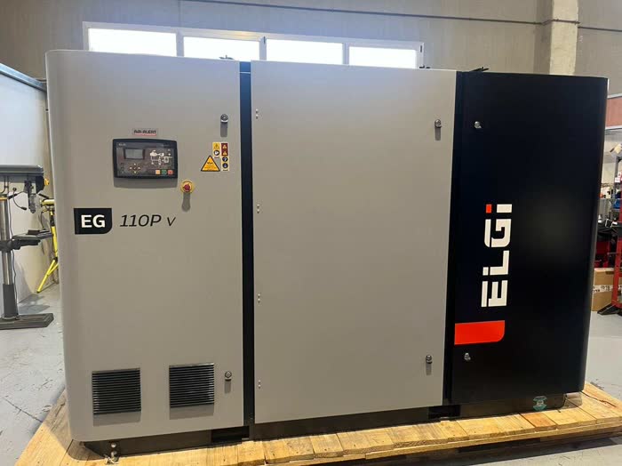 Compresor de tornillo ELGi EG 110P instalado en una nave industrial