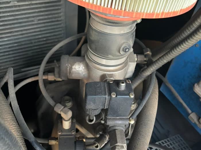 Filtro de aire y válvula de admisión de un compresor de tornillo