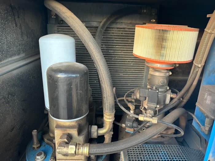 Separador de aceite y filtro de aire dentro de un compresor de tornillo