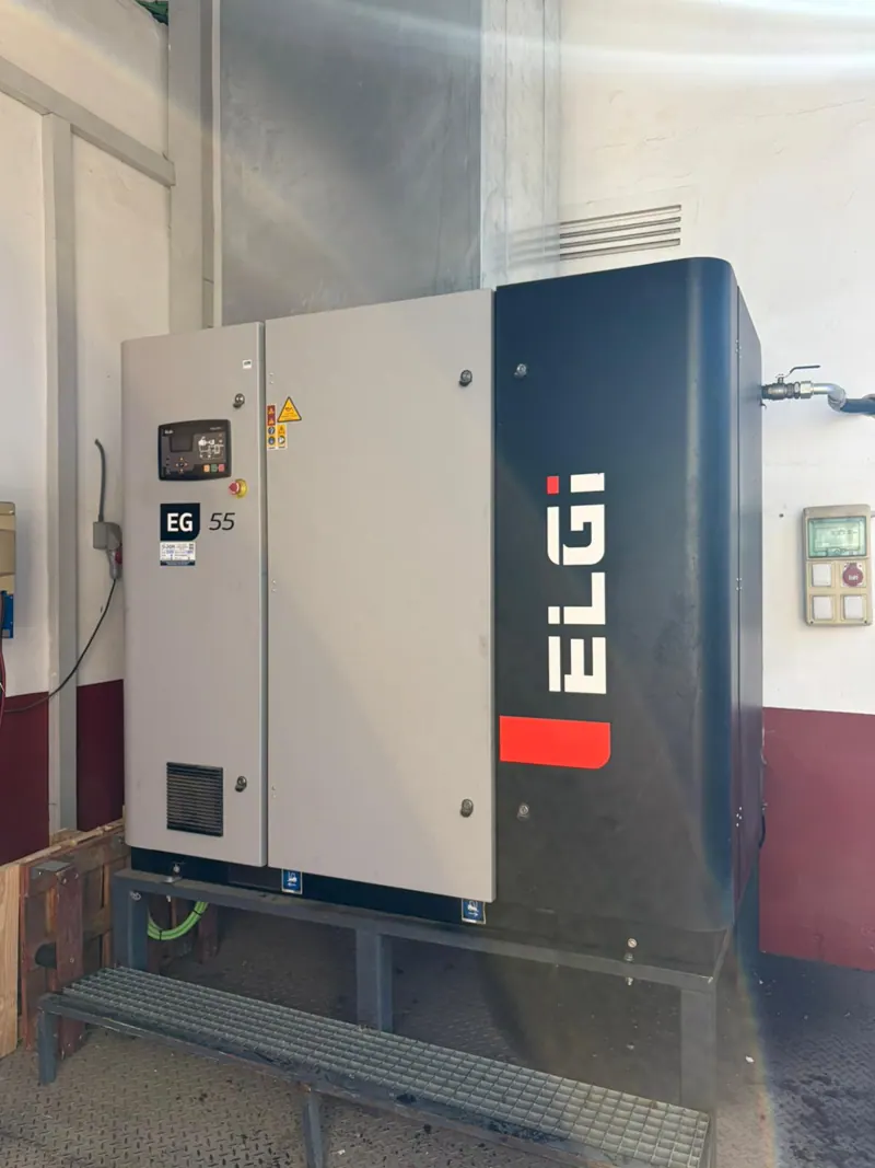 Compresor de tornillo ELGi instalado en una sala de compresores