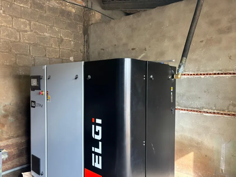 Compresor de tornillo ELGi instalado en una sala de máquinas