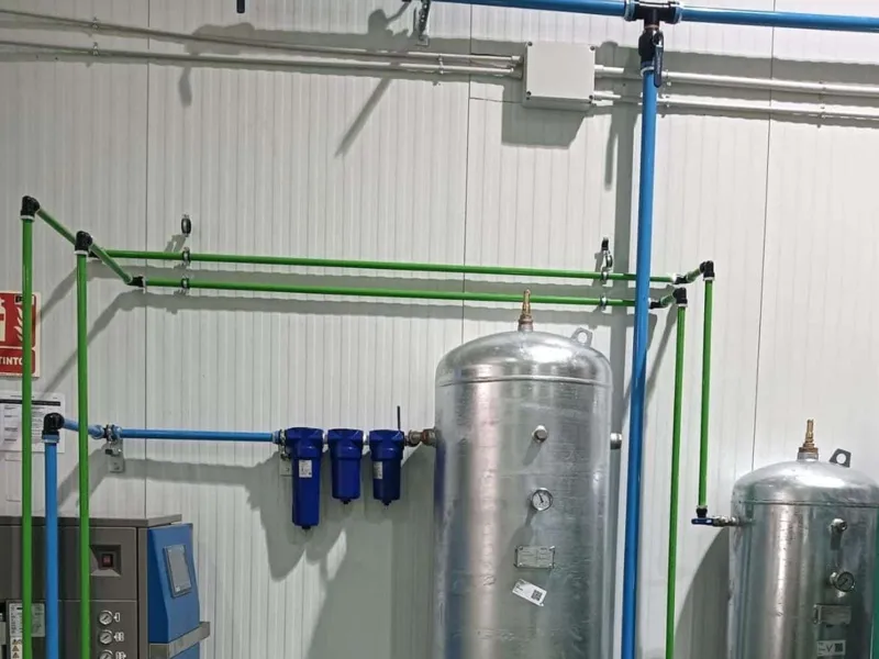 Dos depósitos de aire comprimido galvanizados instalados con su red de tuberías y filtros