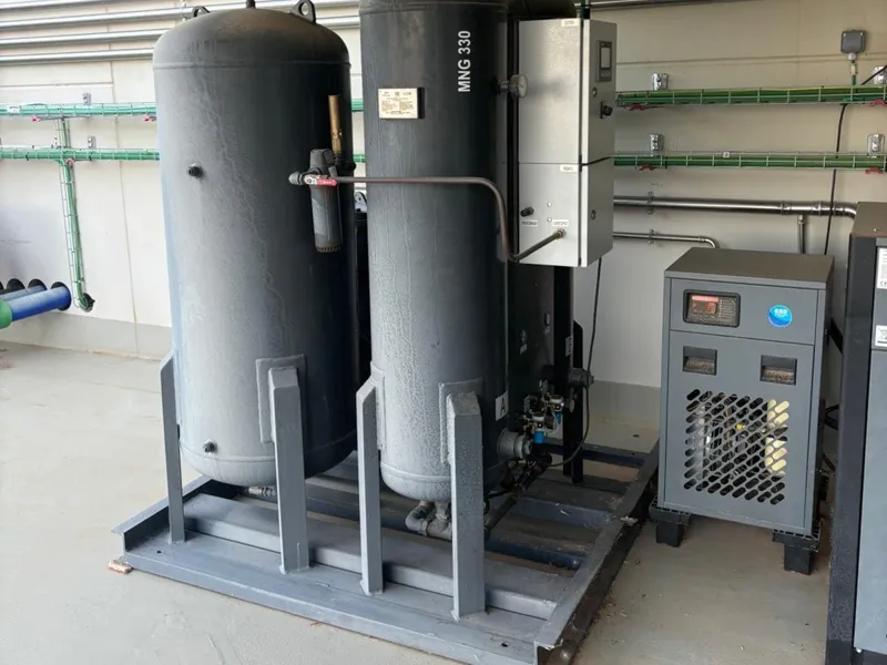 Generador de nitrógeno de dos columnas con secador frigorífico en una sala de compresores