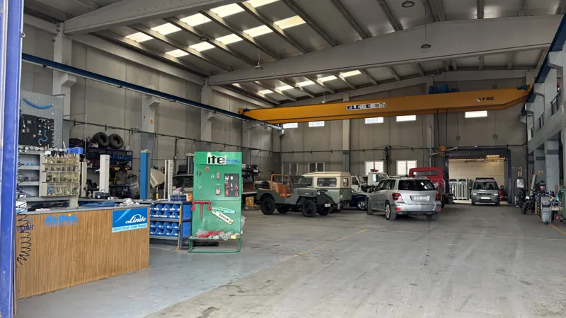Nave de Grupo JOH con puente grúa, mostrador de recambios y zona de taller