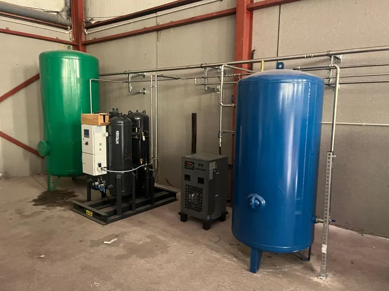 Sala de aire comprimido con depósitos, generador de nitrógeno y secador